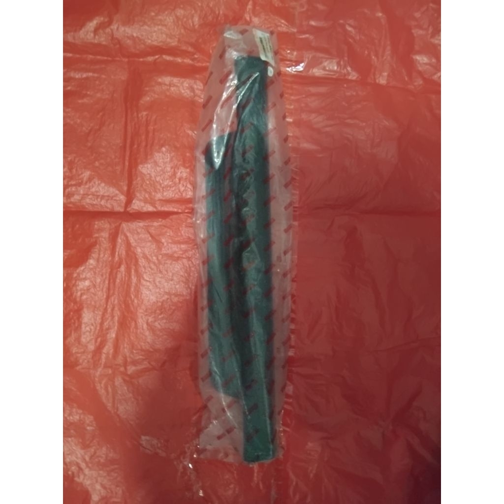 Scuplate/penjepit karpet depan kanan avanza xenia lama 2003-2010 warna hitam original