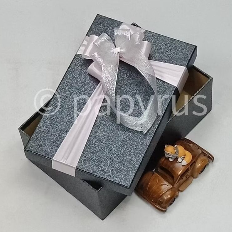 

PAPYRUS 17,5x27,5 Tinggi 8cm Kotak Kado Gift Box Hardbox Hampers Hadiah V1
