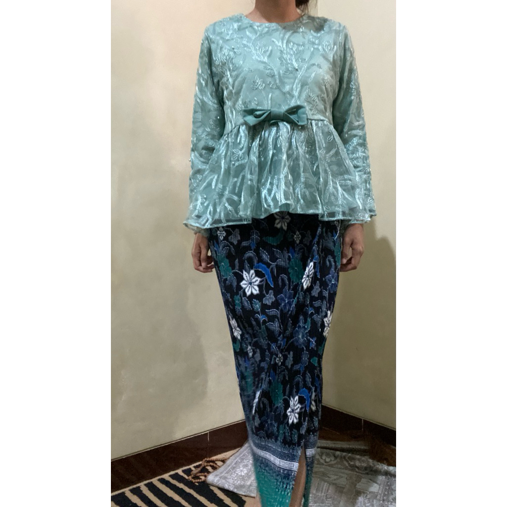 Preloved 1set kebaya wisuda brukat hijau tosca