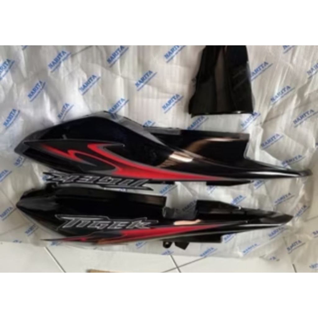 Cover body belakang motor Honda Tiger Revo Warna HITAM Set Striping MERAH
