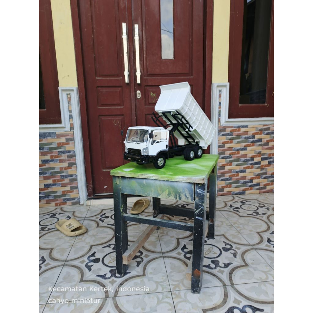 miniatur dump truk tronton isuzu giga