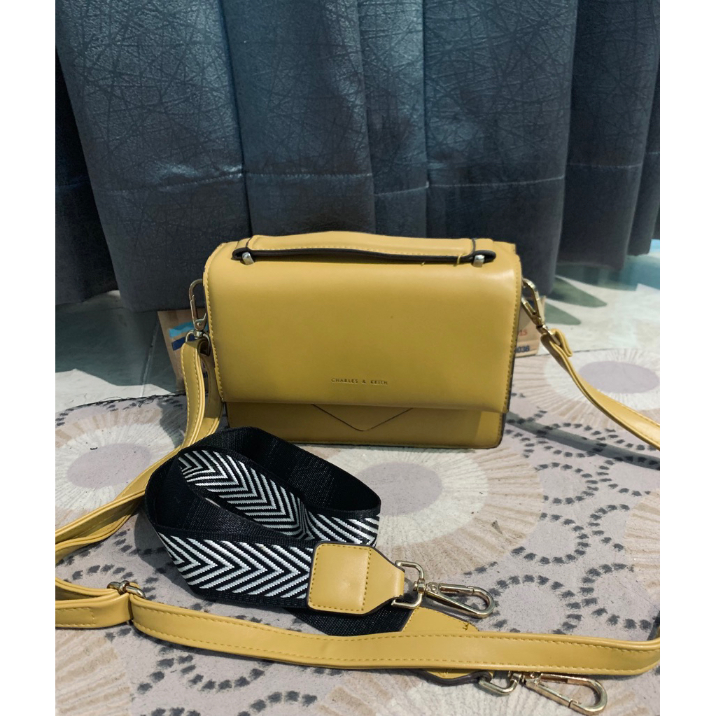 Preloved* Tas charles & keith (KW)