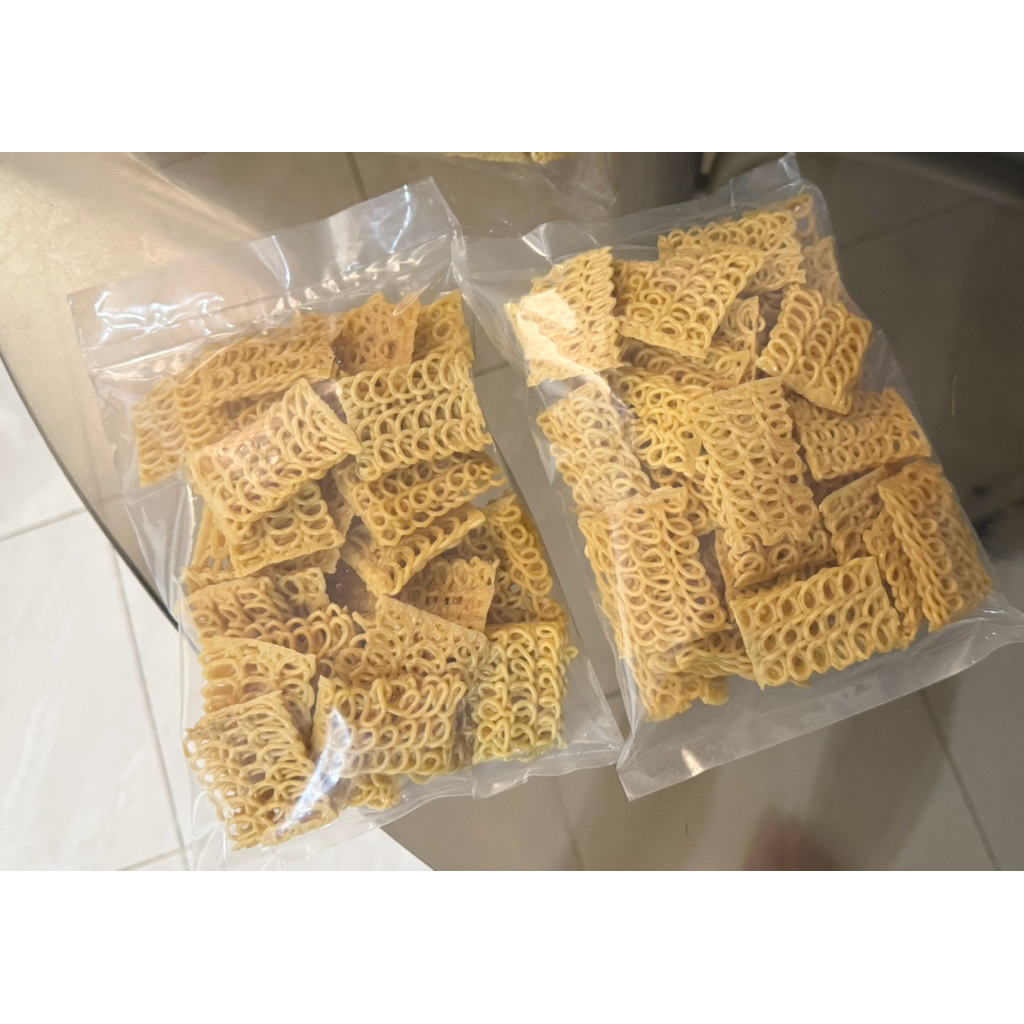 

Kerupuk mentah keriting kotak