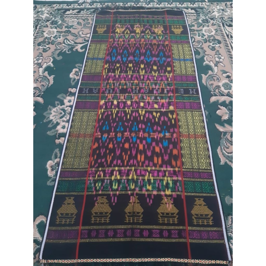 Uis Nipes Hitam Sutra Rumah Adat