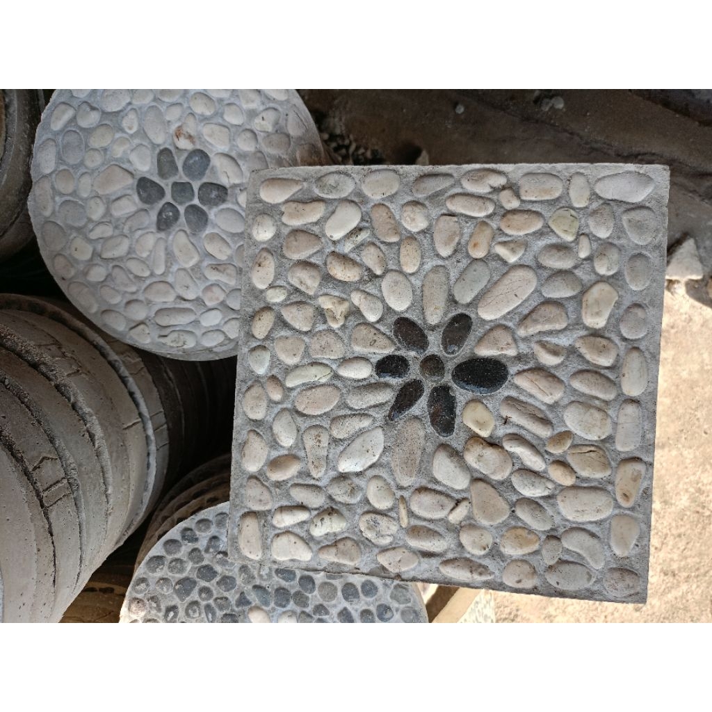 batu steping kotak atau  pijakan taman