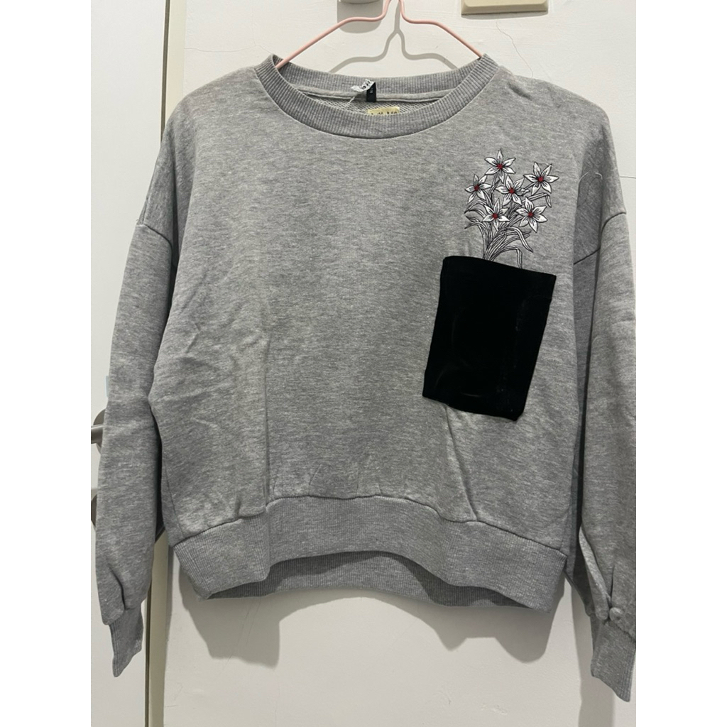 Preloved Atasan Wanita Sweater Crop Abu Mix Bludru Tebal Sweatshirt