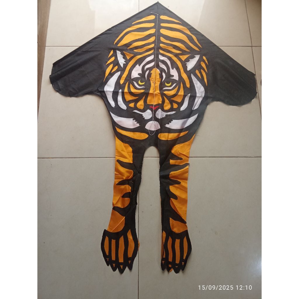 LAYANGAN KAIN PARASUT MACAN