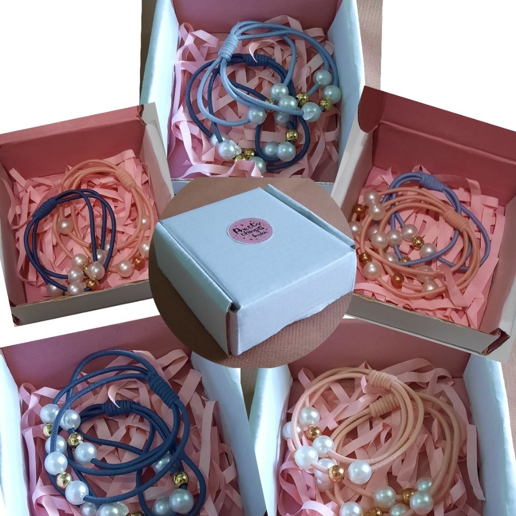 

Kotak/Box hadiah kecil warna luar putih isi 2 ikat rambut mutiara, packing bubblewrap, membeli=setuju isi deskripsi