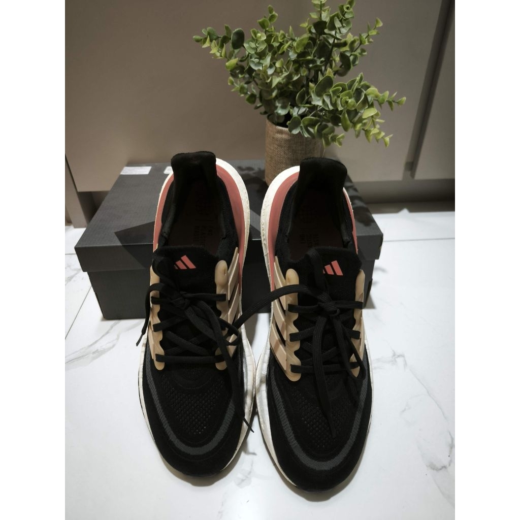 Sepatu lari / Running Shoes Adidas Ultra Boost light hitam putih taumer ORI store S031 Bekas second 