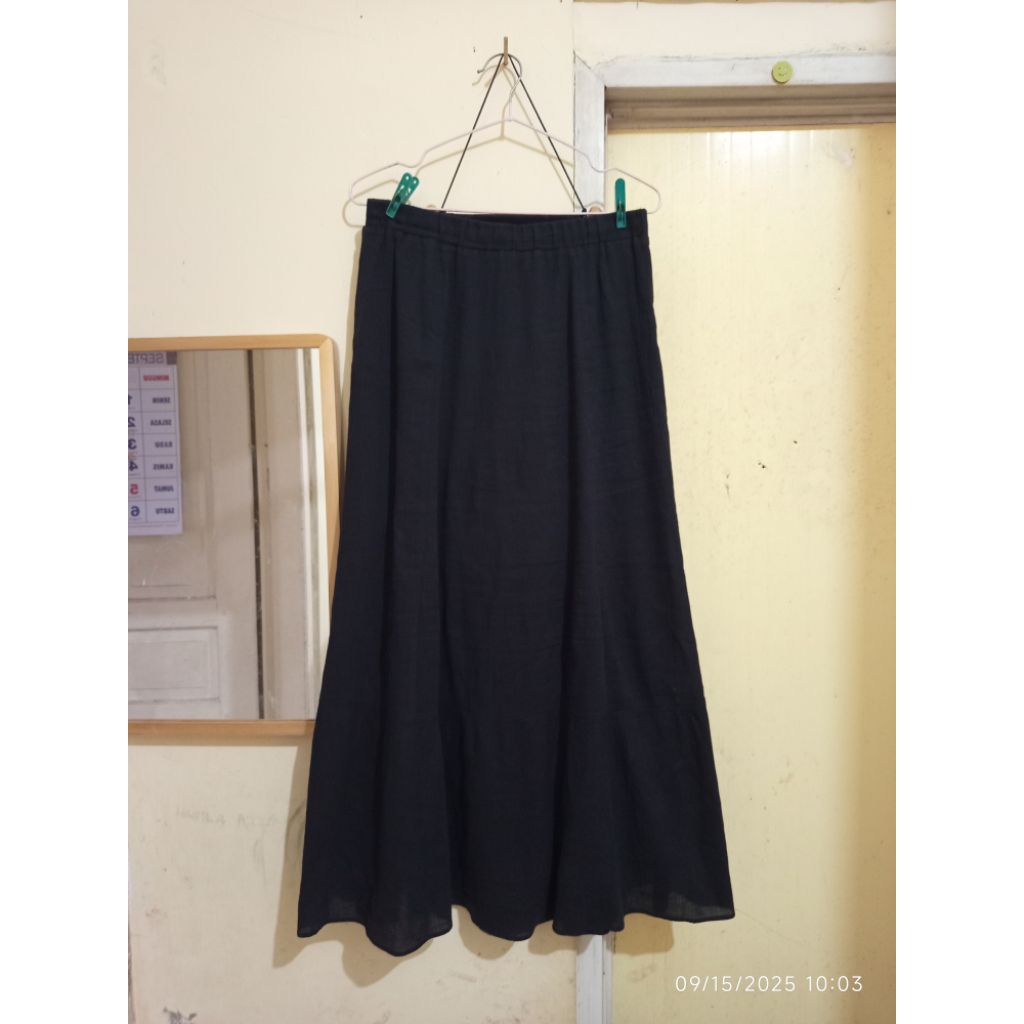Rok Uniqlo Umpak Hitam