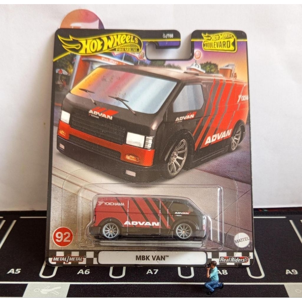 Hot wheels premium MBK van advan