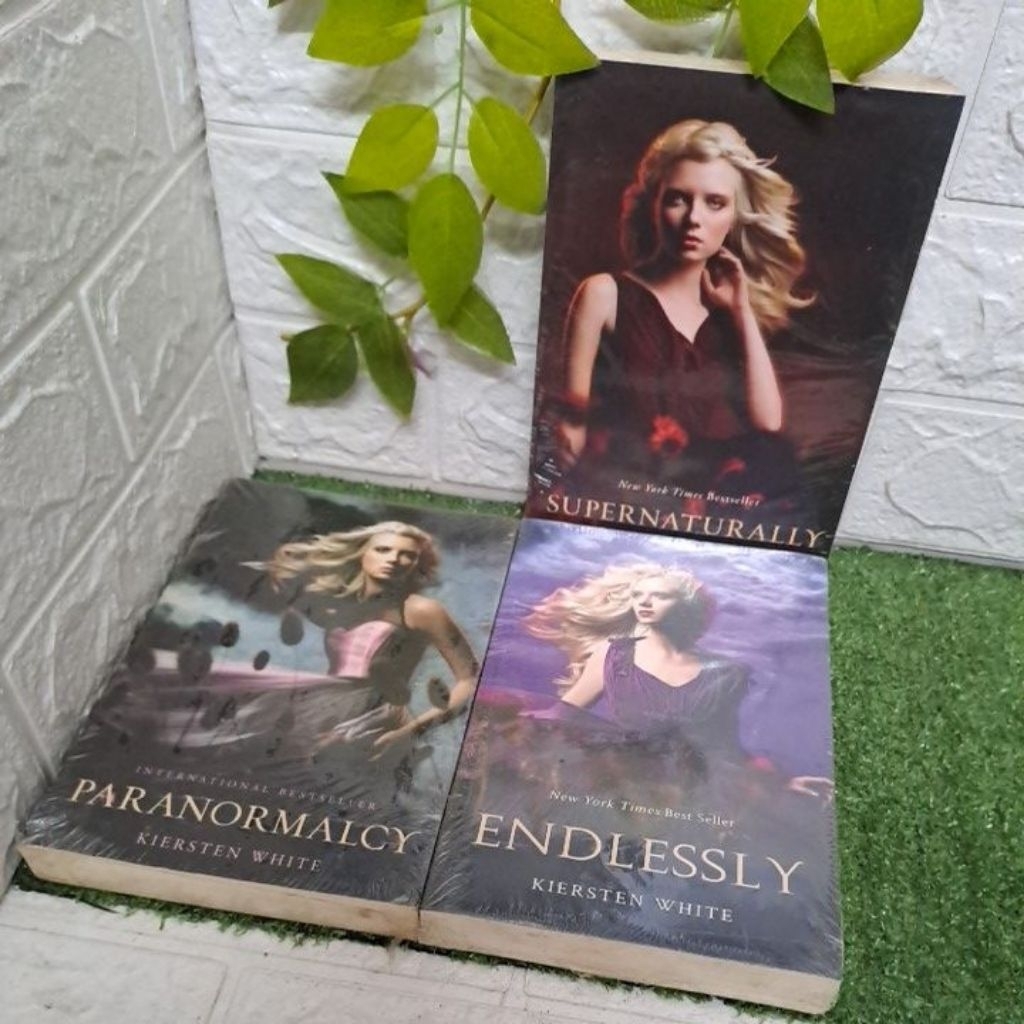 NOVEL PARANORMALCY - ENDLESSLY - SUPERNATURALLY BY KIERSTEN WHITE