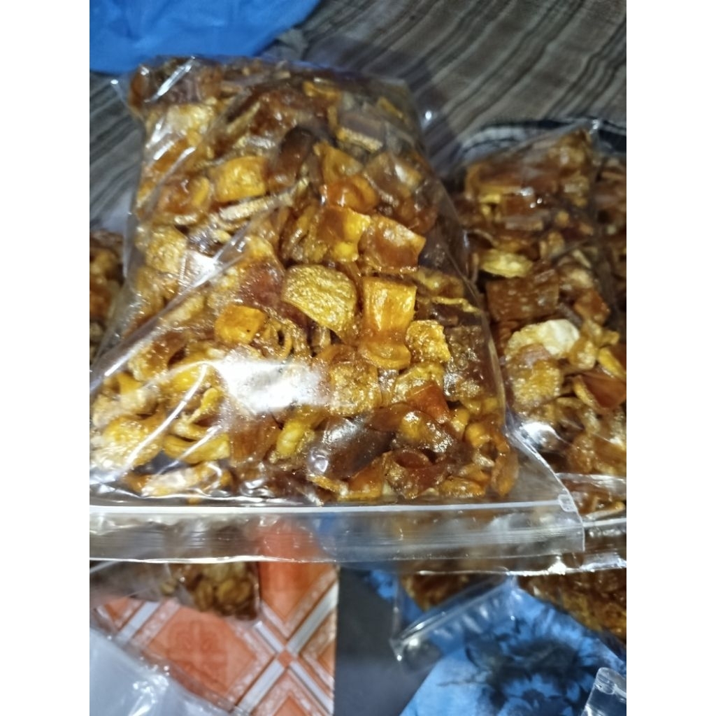 kerupuk kulit sapi mentah dan matang kerupuk rambak kerupuk mikong stik dan dadu khas lombok rambak 