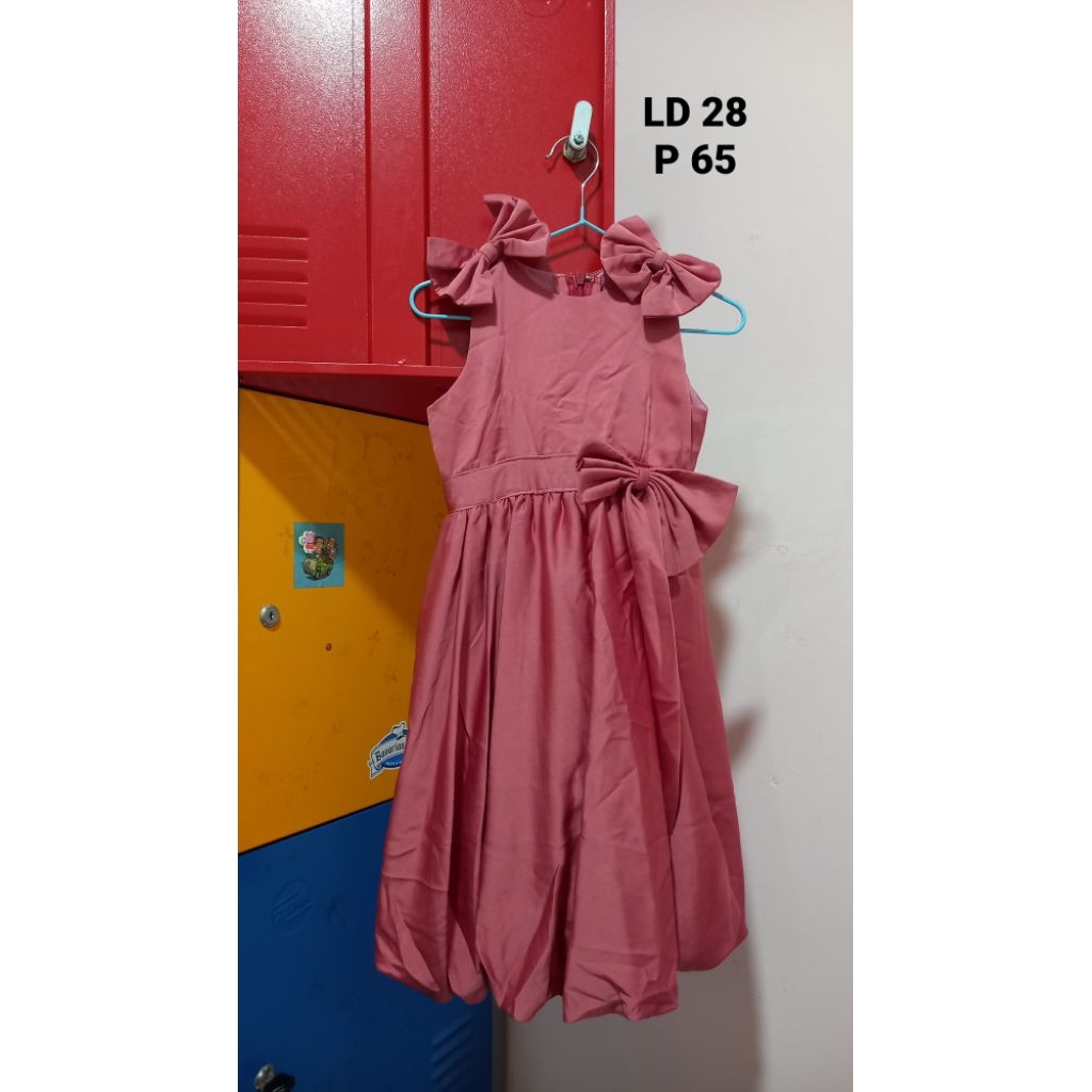 Dress pesta satin anak perempuan.