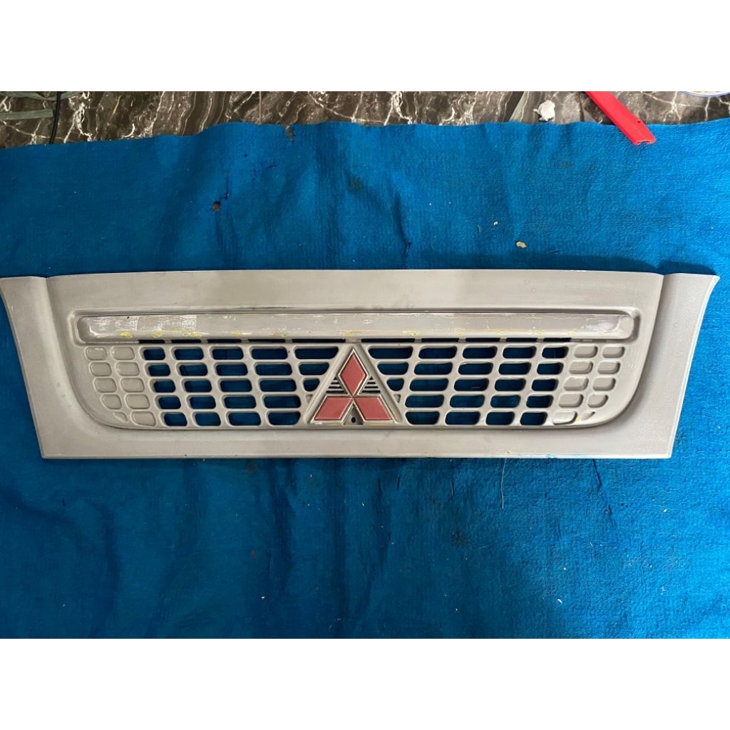 Grill gril lambang depan Mitsubishi fuso canter ps110 ps125