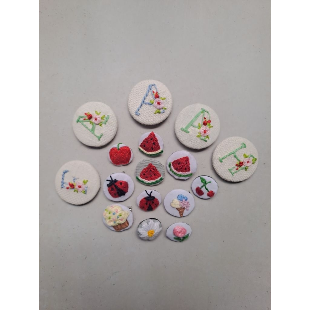 Pin dan Bros Sulam (Upcycled Fabric) Karakter Huruf, Buah, Desserts, Serangga, dan Bunga