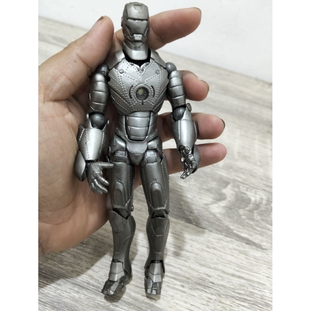 figure action iron man revoltech
