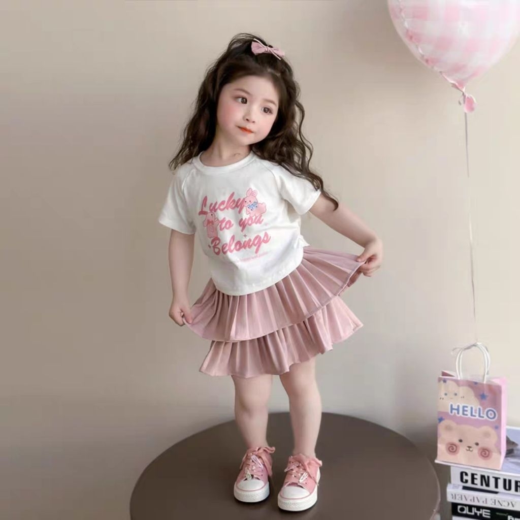 One Set Anak Perempuan Atasan Kaos Putih &  Rok Pink Plisket Layer N-025