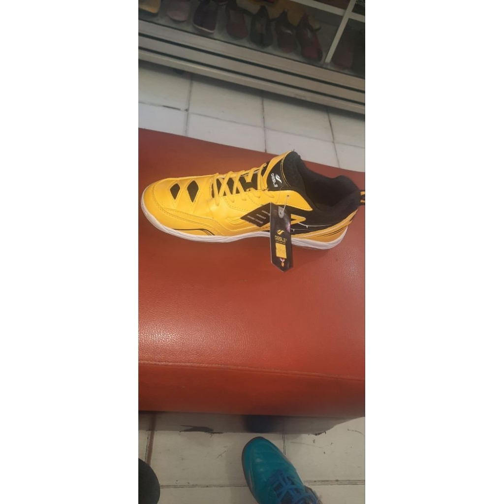 sepatu badminton DESLE
