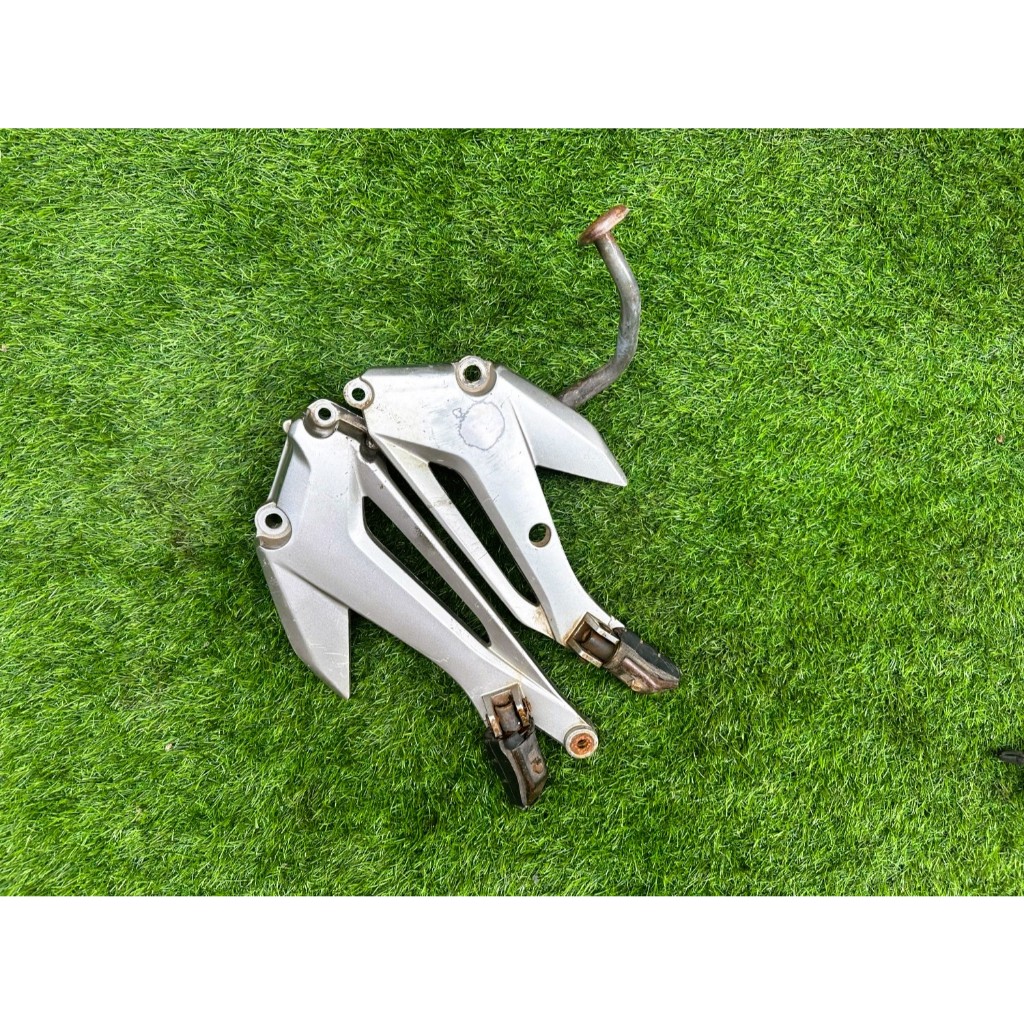 Set Pijakan Kaki Belakang New Megapro Mono – Ori – Kanan Kiri + Pedal Rem