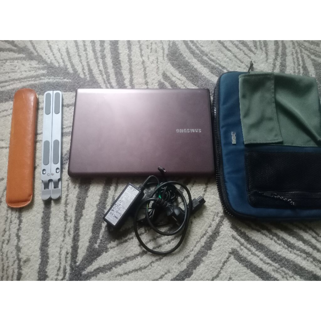 Samsung Ultrabook Seri 5 + Tas Dan Stand Leptop Stenlistil