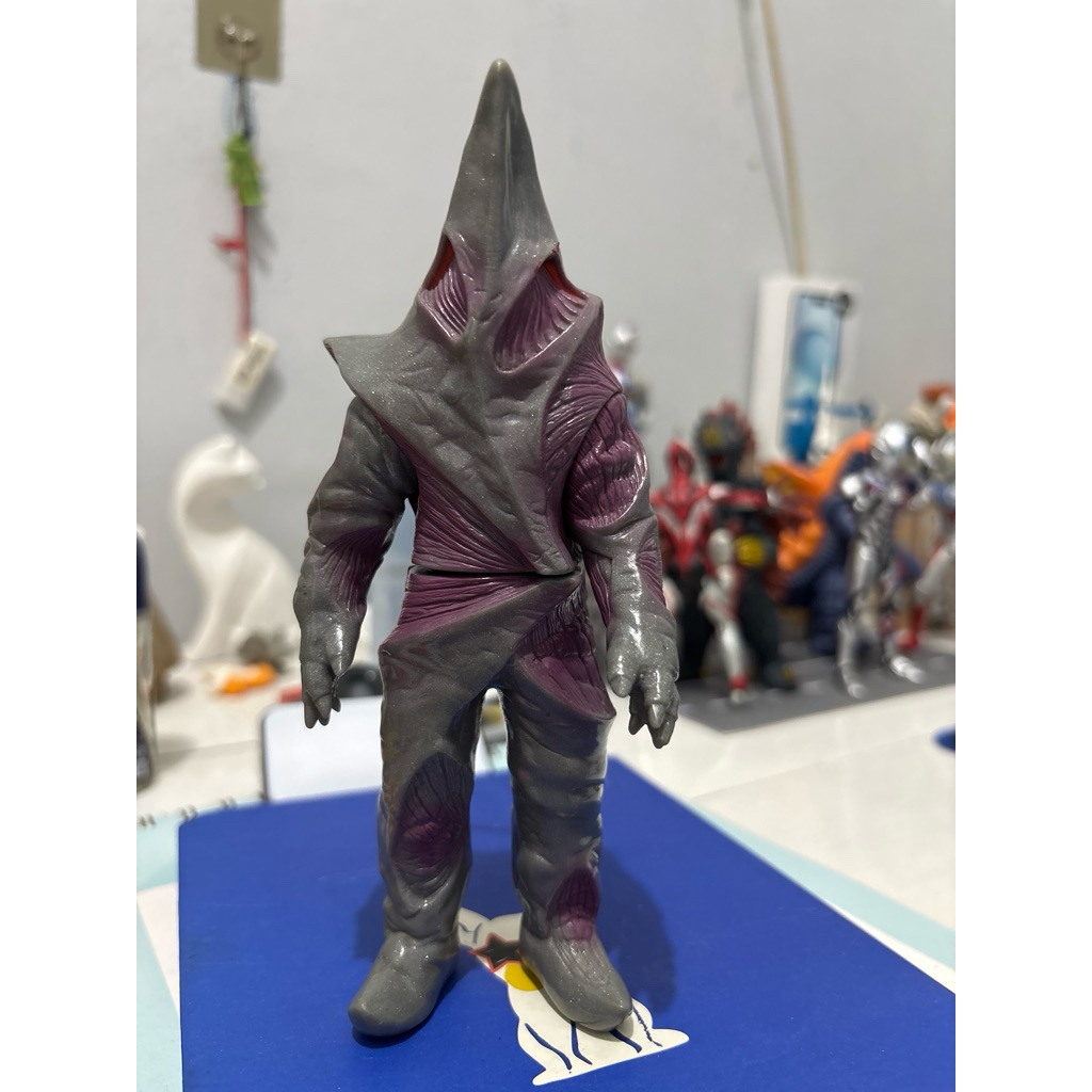 monster kaiju musuh ultraman alien regulan bandai original