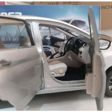 miniatur die cast xpander silver