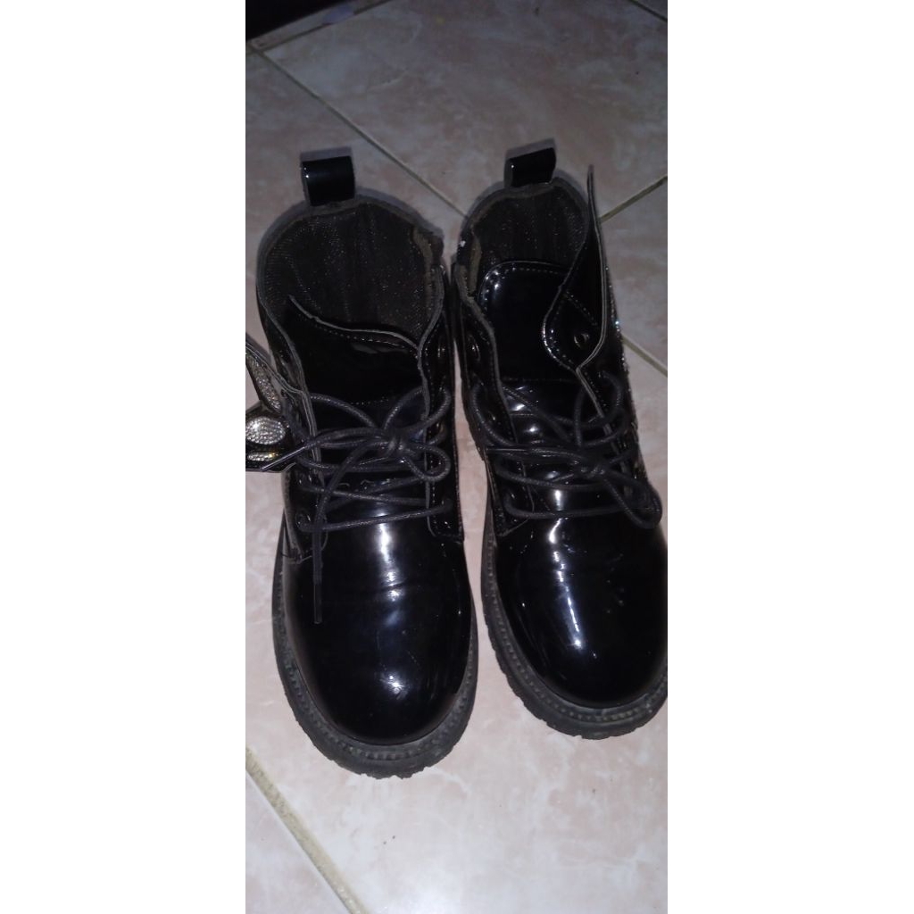 Sepatu boot anak perempuan