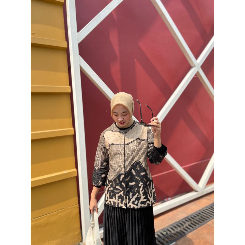 BLOUSE BATIK ATASAN WANITA KERJA QISTINA BATIK BAHAN KATUN MOTIF HITAM PUTRIMALU LAPIS FURING TRIKOT