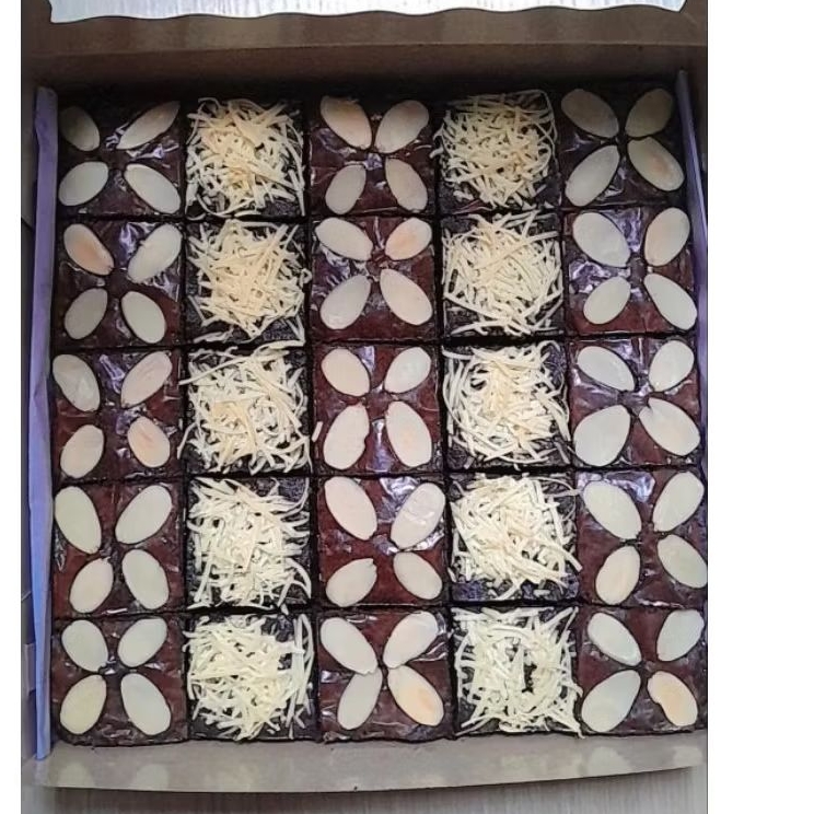 Brownies Sekat Topping Almond & Keju uk.20x20cm Bandung