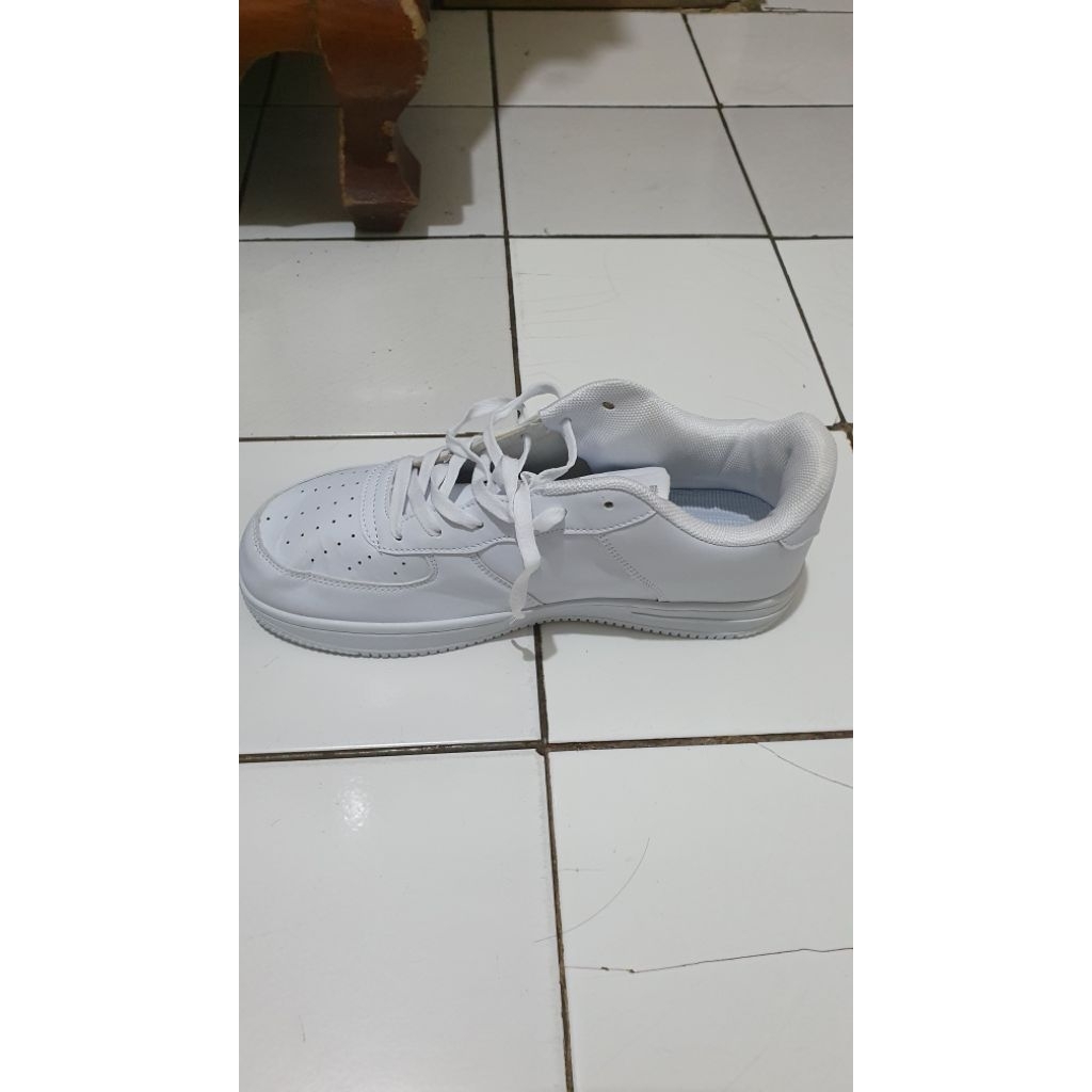 Sepatu Sneaker Paulmay White