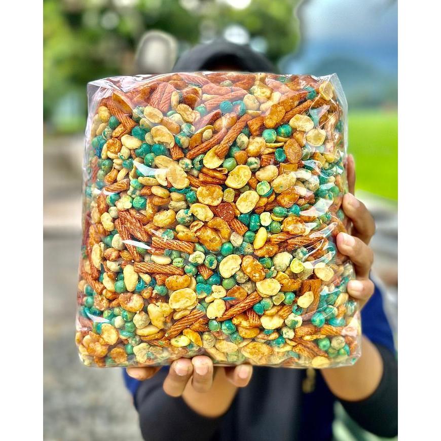 

Kacang Mix Renyah Manis Asin Pedas 500gr / KACANG CAMPUR MIX /snack lebaran camilan enak lezat gurih