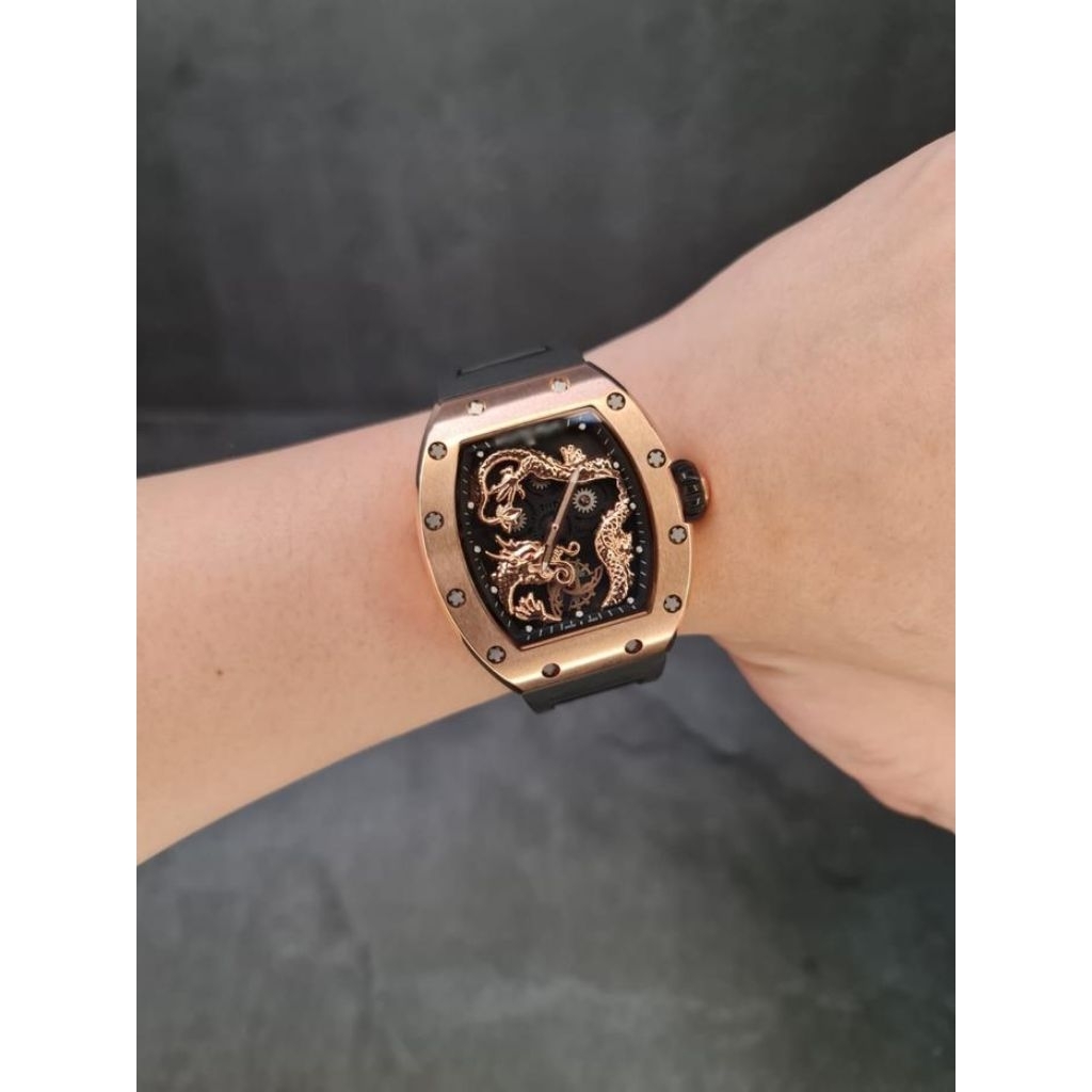 JAM TANGAN PRIA RM057 JACKIE CHAN DRAGON ROSEGOLD CASE 44MM BLACK RUBBER STRAP LIMITED