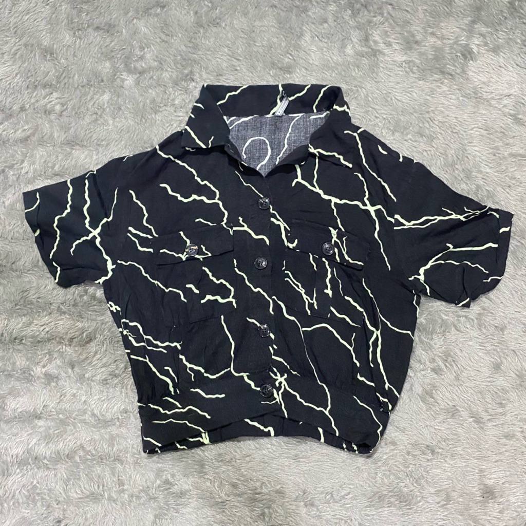 Colorbox Kemeja Hitam Motif Petir – Crop Casual