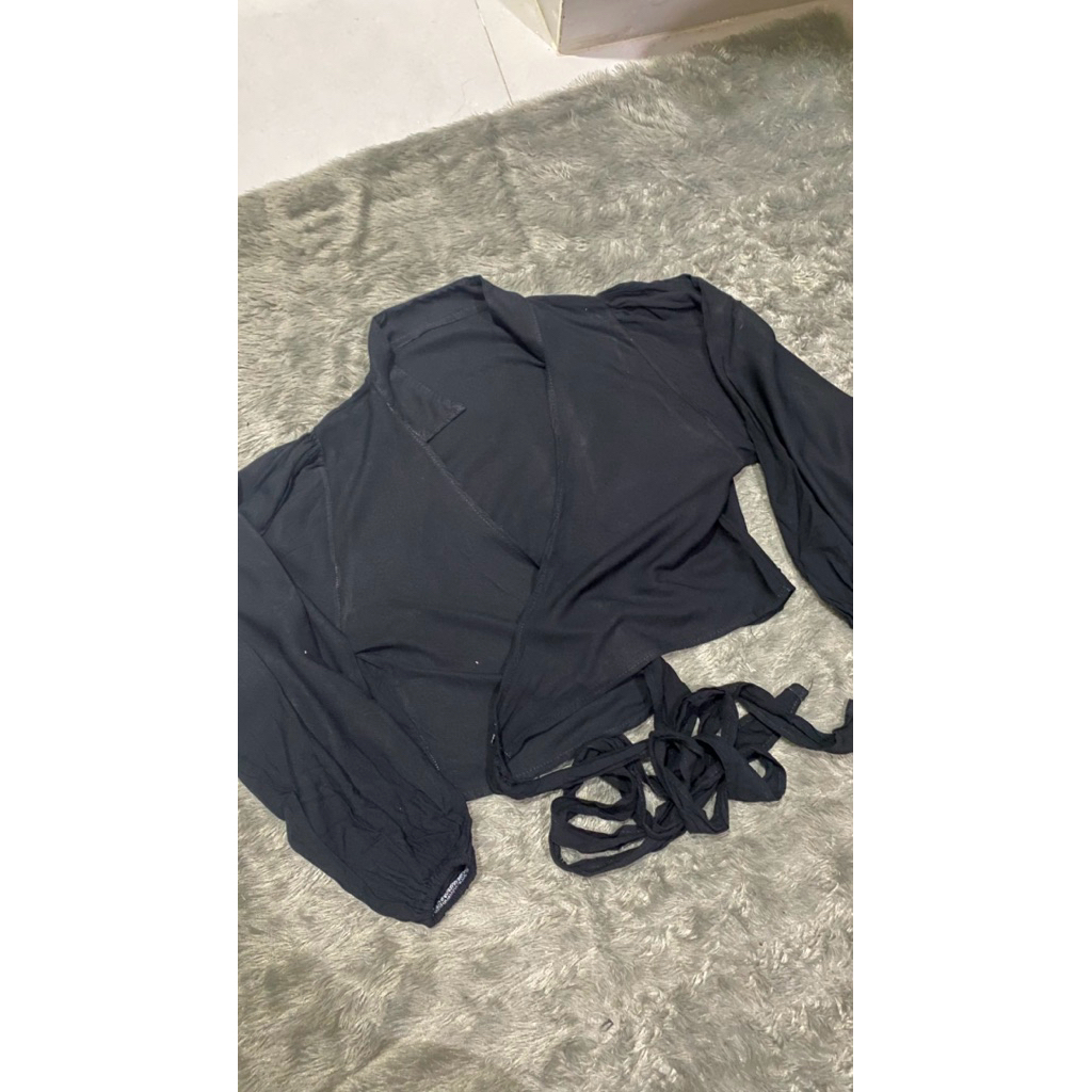 Wrap Top Hitam Lengan Panjang – Crop Blouse Tali Pinggang
