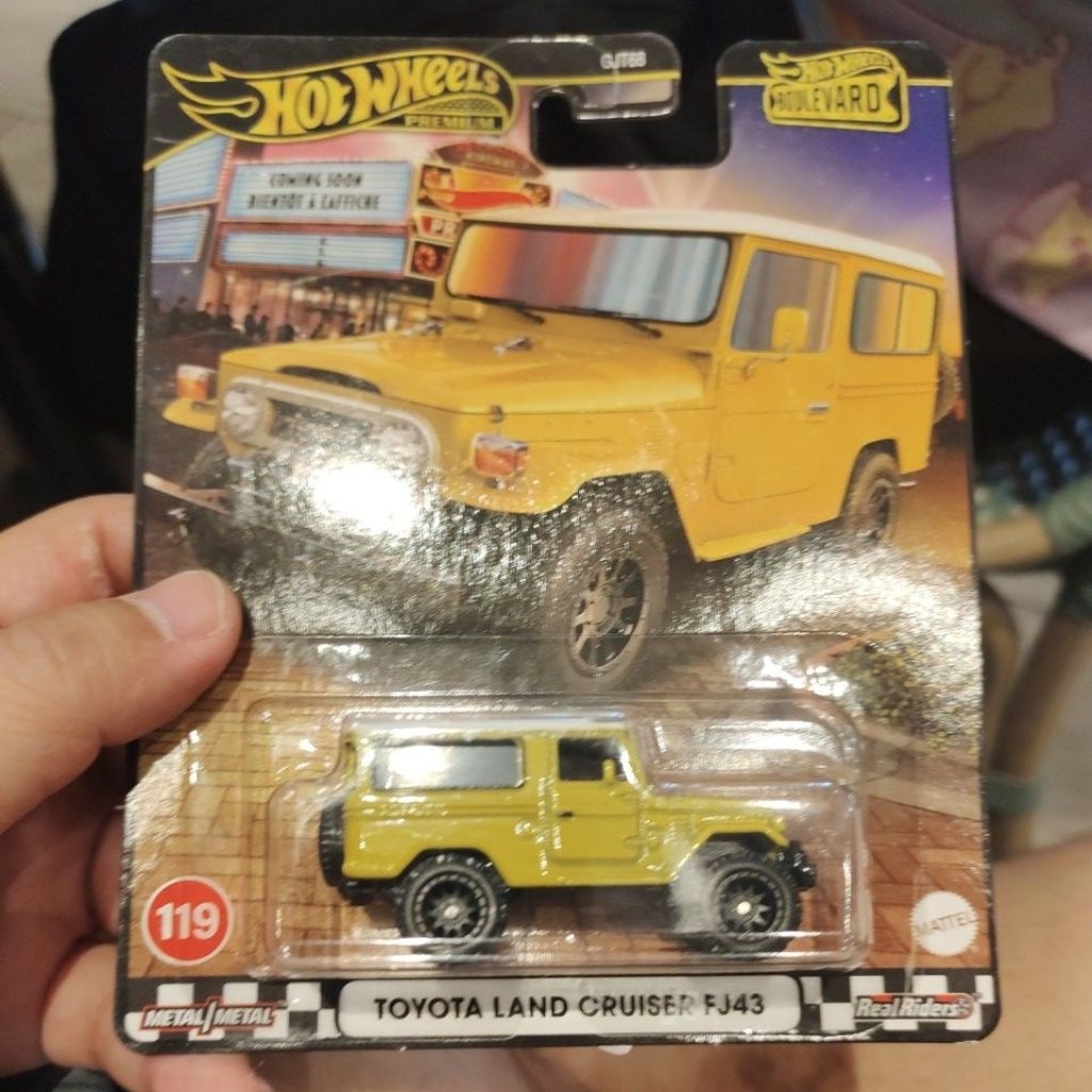 HOTWHEELS PREMIUM BOULEVARD TOYOTA LAND CRUISER FJ43