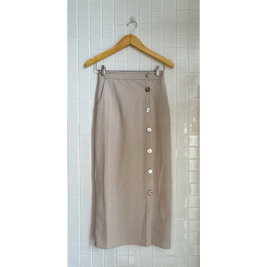 Preloved Rok Panjang Wanita Kancing Depan Warna Beige