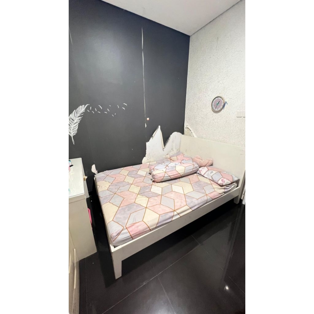 Dipan dan kasur tidur ikea