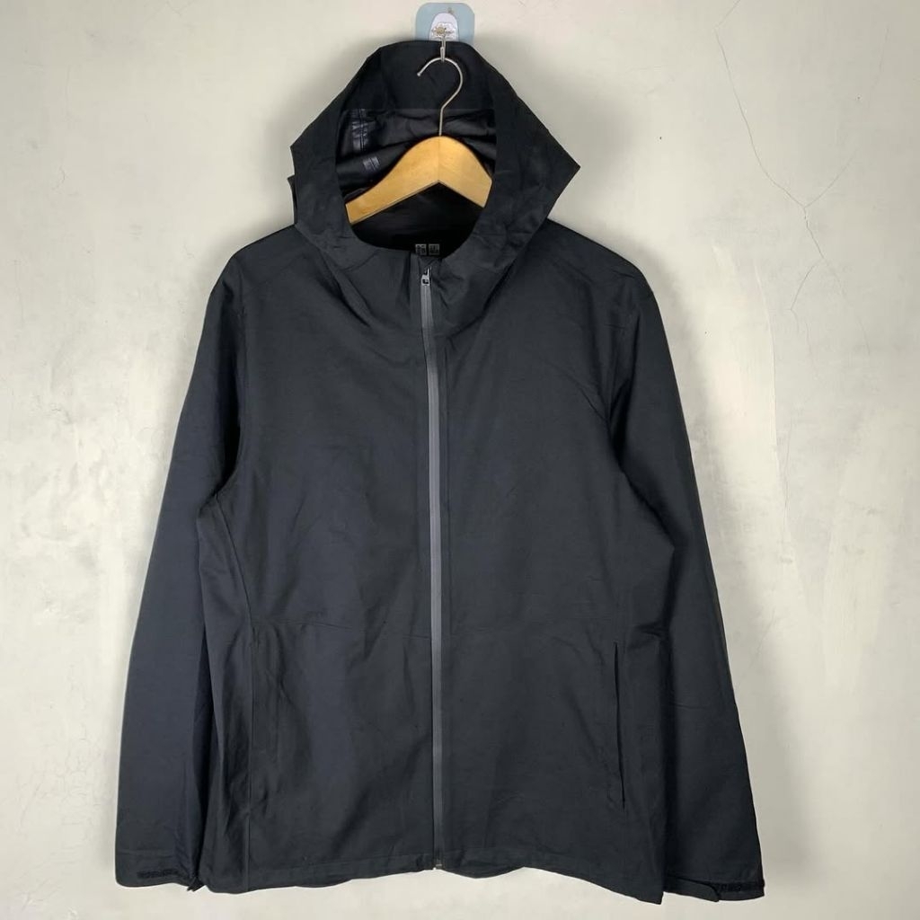 blocktech uniqlo hitam