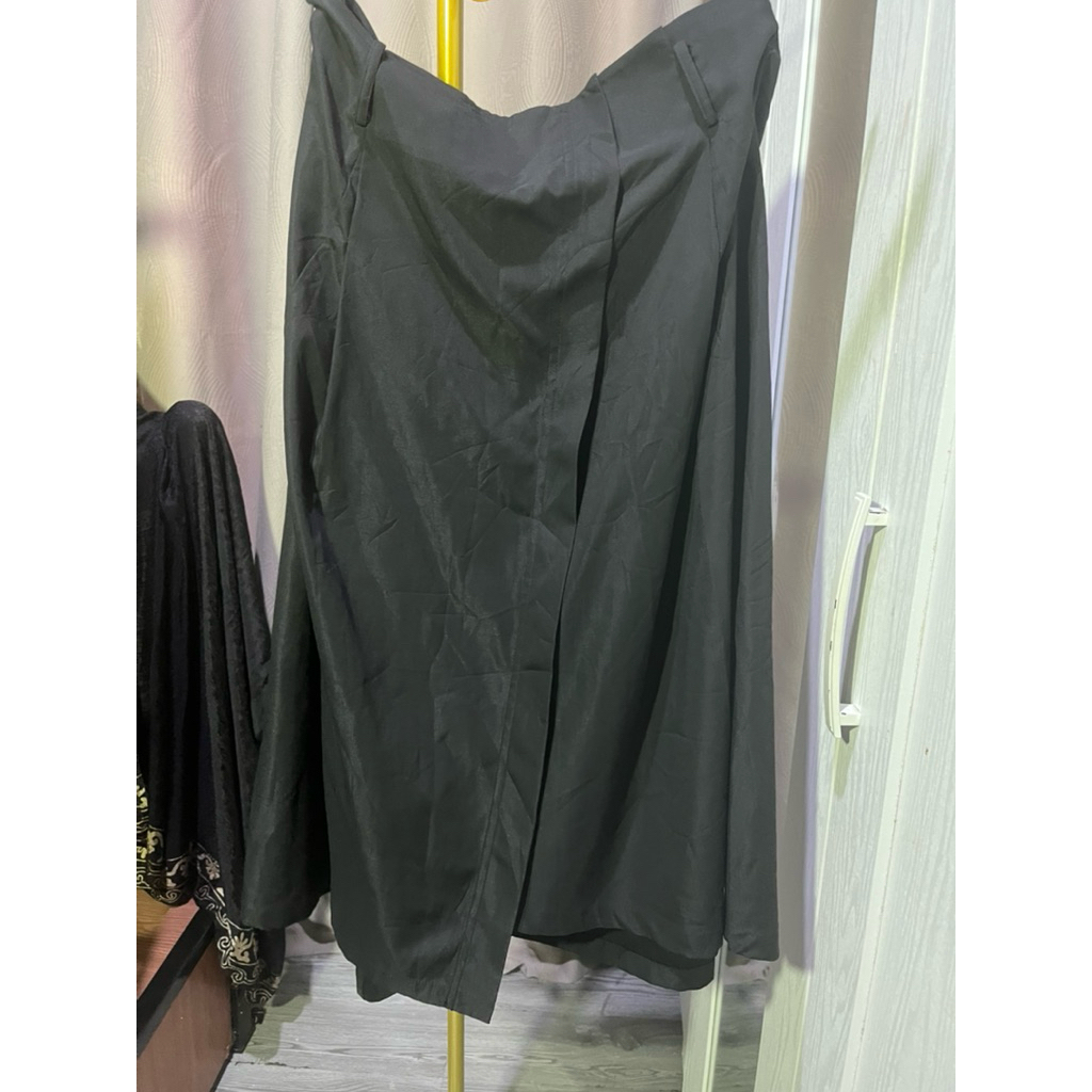 Preloved Rok Hitam Glossy Size XL