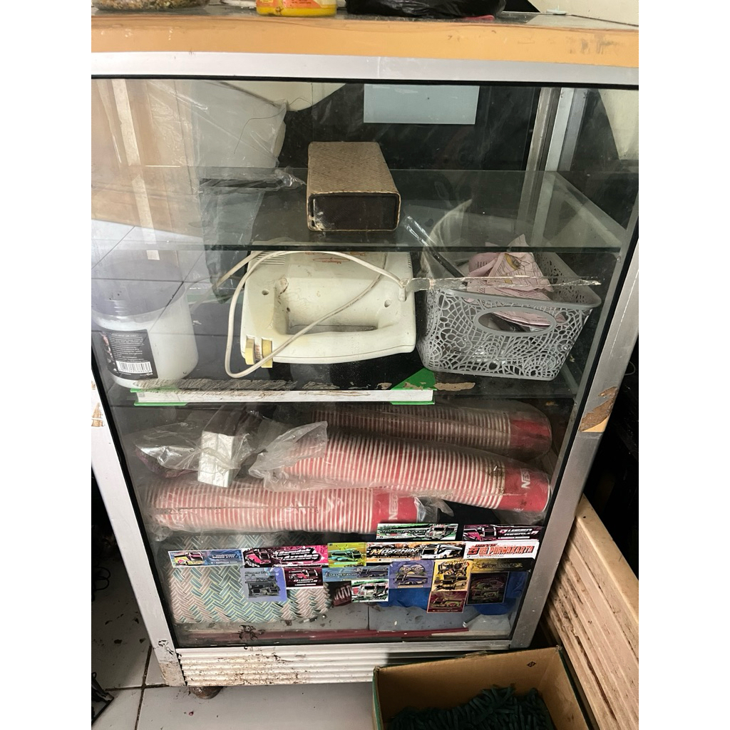 Etalase untuk konter hp