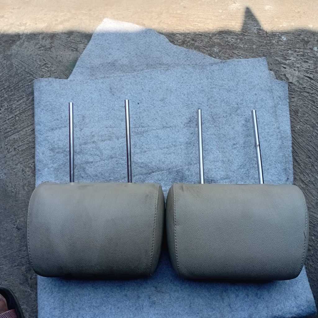 Headrest Kursi Mobil Toyota Avanza / Daihatsu Xenia Original (Bekas)