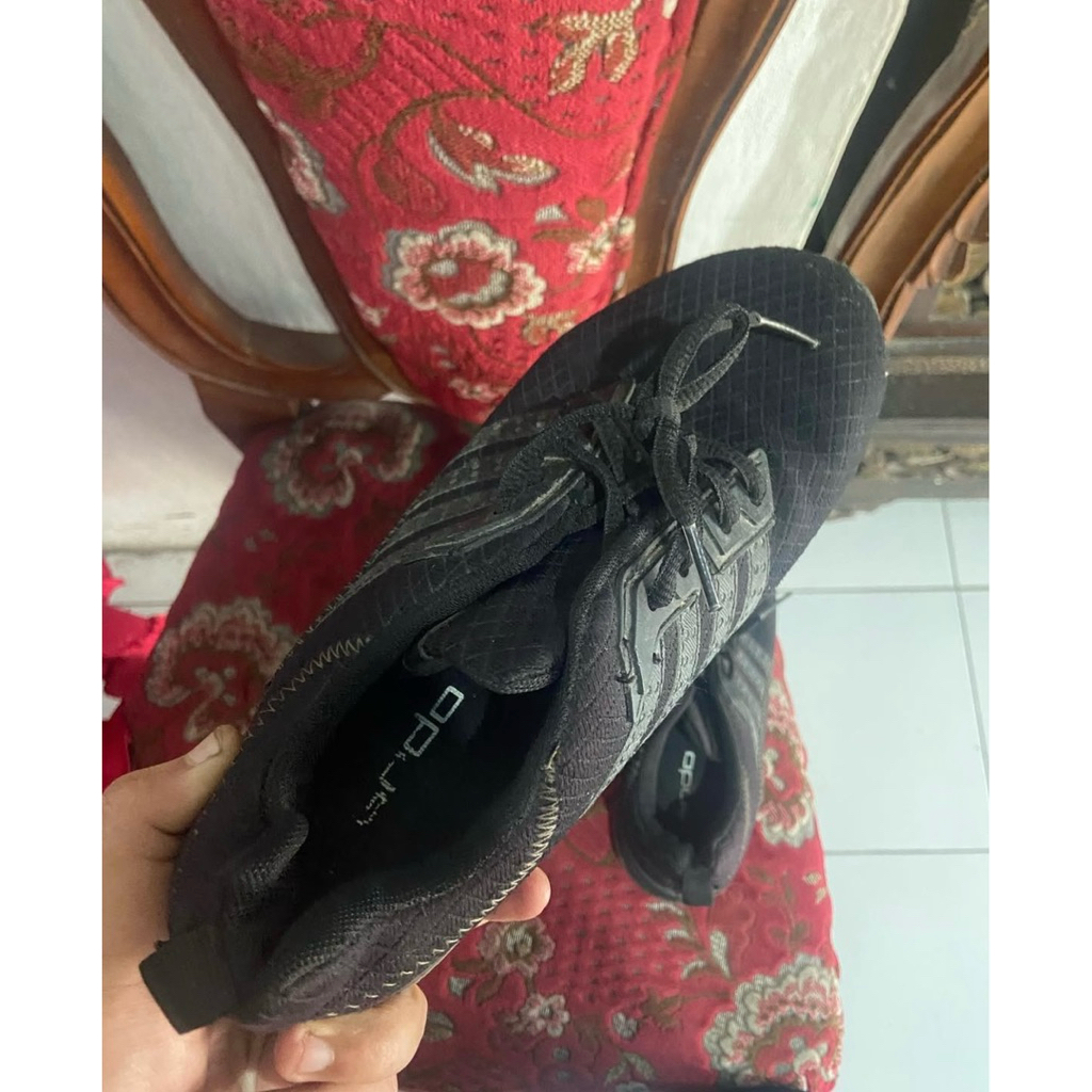 preloved sepatu sekolah/olahraga merek ando kaya baru size 39-40