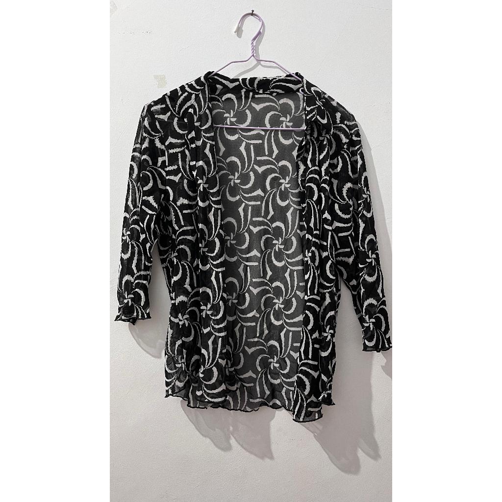 preloved outer jaring-jaring motif hitam putih - cantik banget