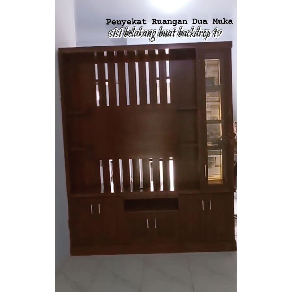 partisi jati penyekat ruangan dua sisi backdrop tv dan sisi rak hiasan bisa lipat buka tutup , pemba