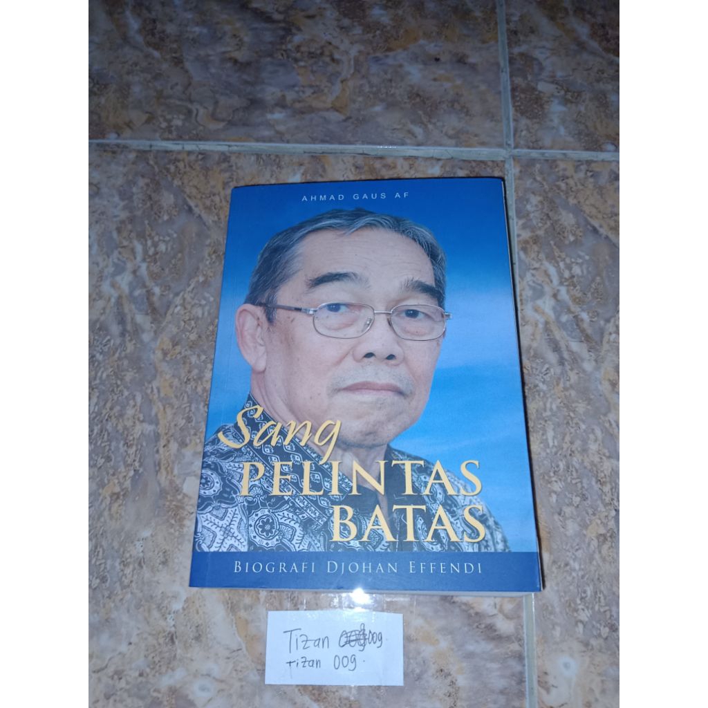 Buku Sang pelintas batas Biografi Djohan effendi