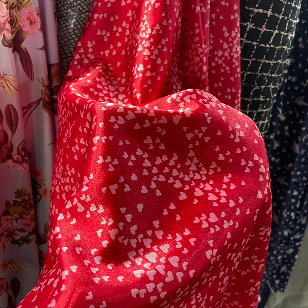 Kain satin silk - Kain Motif Love | Harga per setengah meter