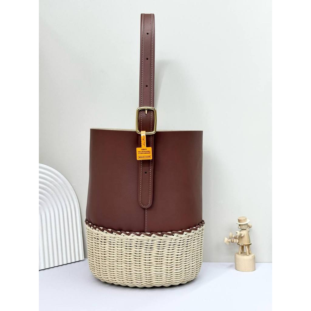 TAS WANITA CEDAR BUCKET BAG IN CALFSKIN AND WICKER