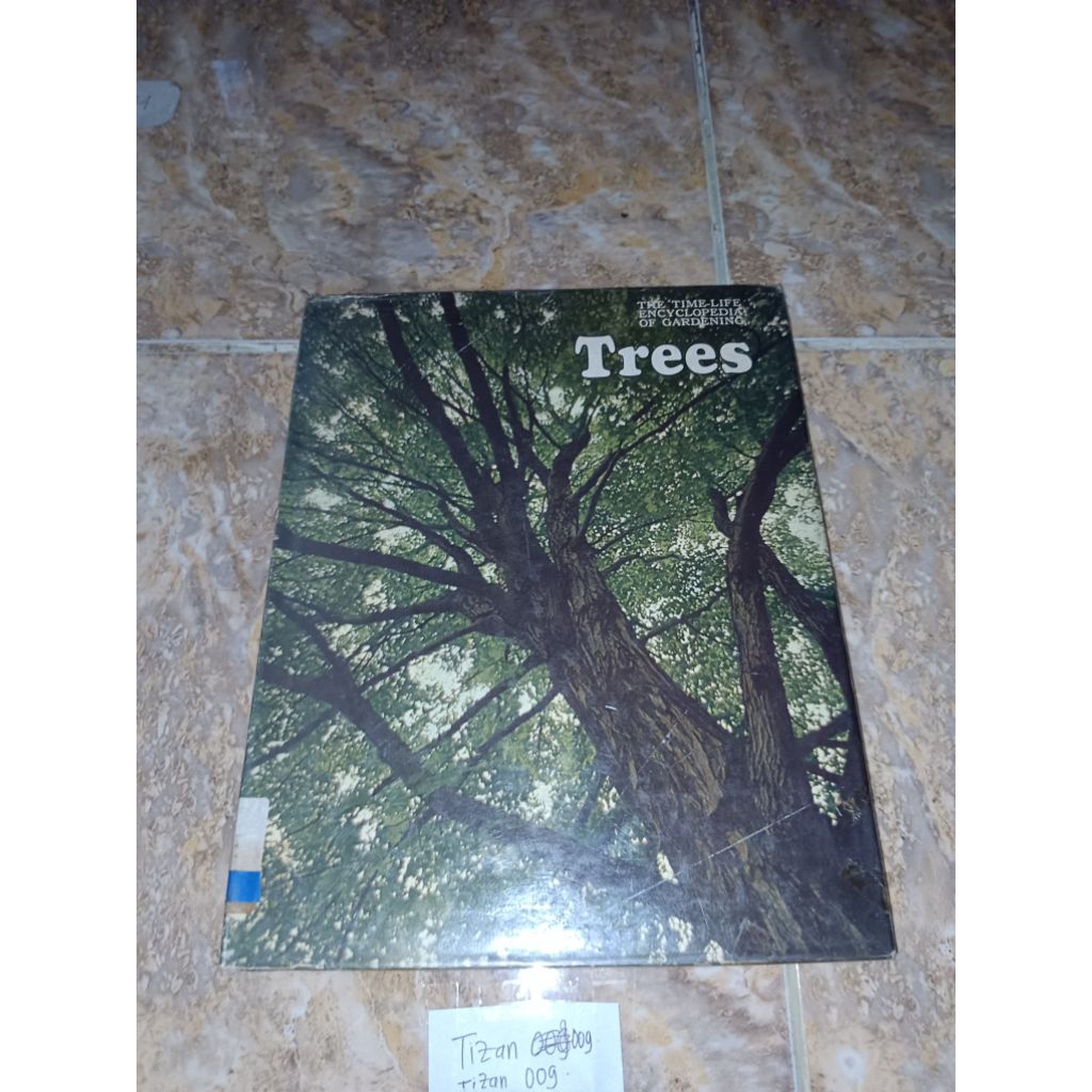 Buku The time life encyclopedia of gardening Trees