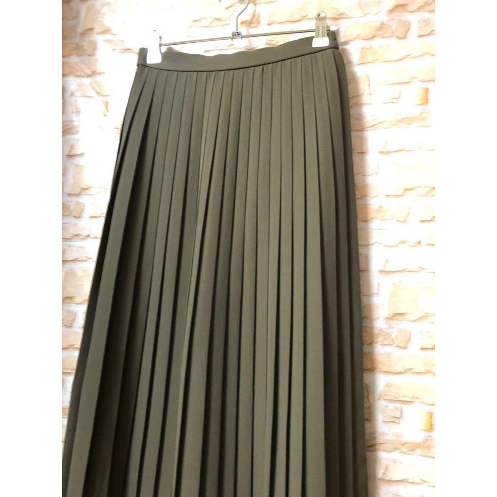 Uniqlo Olive Pleated Skirt